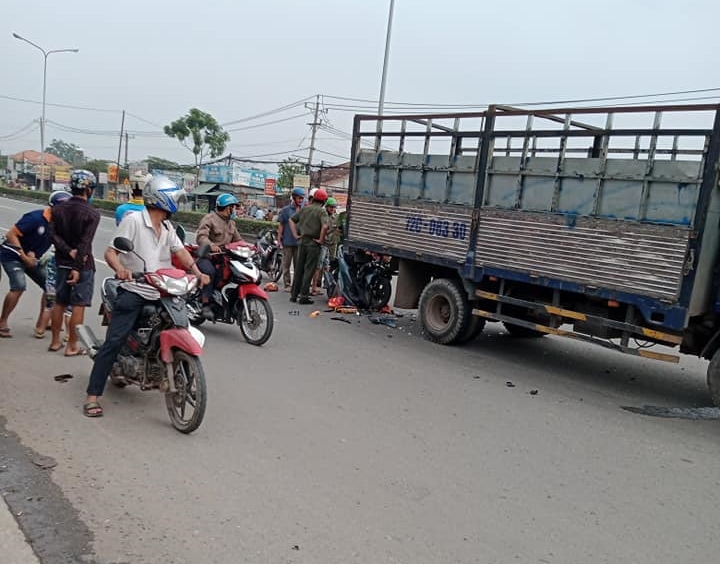 Vụ tai nạn thu h&uacute;t kh&ocirc;ng &iacute;t sự ch&uacute; &yacute; của người d&acirc;n đi đường