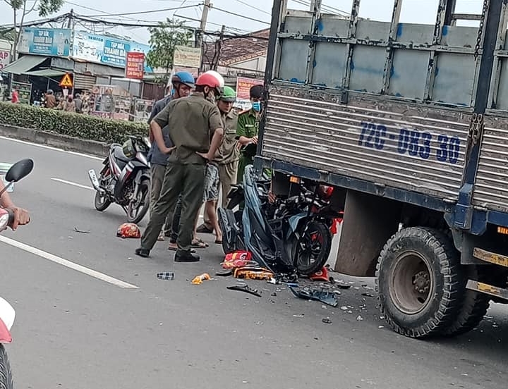 Chiếc xe tay ga Honda Vario vỡ n&aacute;t đầu xe sau khi t&ocirc;ng v&agrave;o đu&ocirc;i xe tải