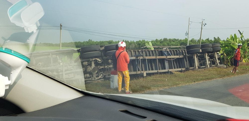 C&ograve;n xe container lật nghi&ecirc;ng b&ecirc;n đường