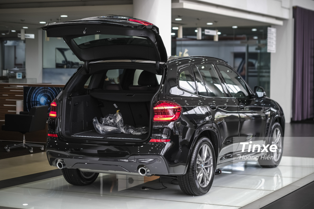 BMW X3 xDrive30i M Sport được trang bị ống xả kép dạng tròn phía sau cùng với cửa khoang hành lý có thể đóng mở tự động thông qua nút bấm.