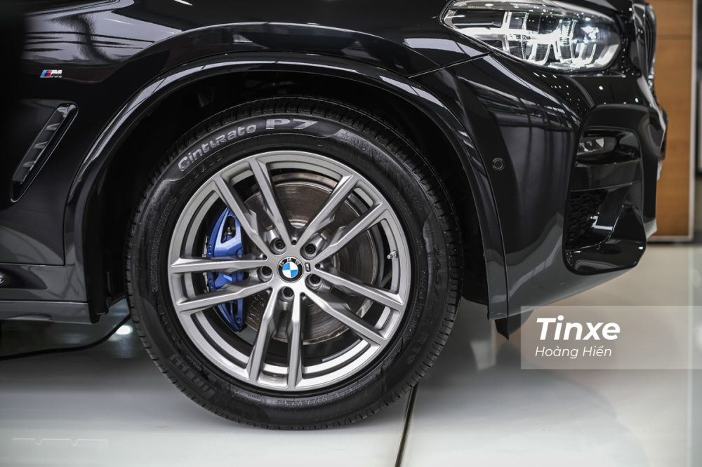 BMW X3 xDrive30i M Sport được trang bị bộ vành 5 chấu kép kích thước lên tới 19 inch và đi kèm với đó là cùm phanh màu xanh nổi bật
