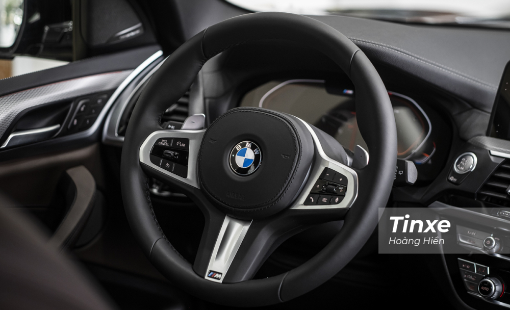 Vô-lăng ba chấu thể thao được trang bị trên BMW X3 xDrive30i M Sport cùng với lẫy gẩy số phía sau vô-lăng.
