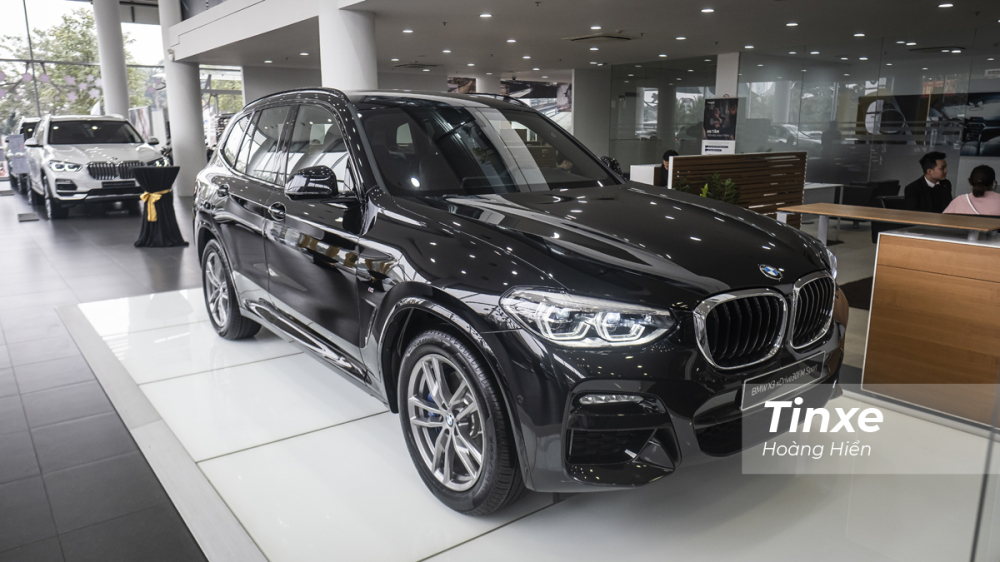 Tại Việt Nam, BMW X3 xDrive30i M Sport được phân phối chính hãng với giá bán khoảng hơn 2,8 tỉ đồng và mẫu xe này sẽ phải cạnh tranh trực tiếp với Mercedes-Benz GLC300 AMG, Audi Q5...