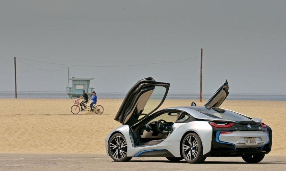 BMW i8 với thiết kế như xe đến từ tương lai
