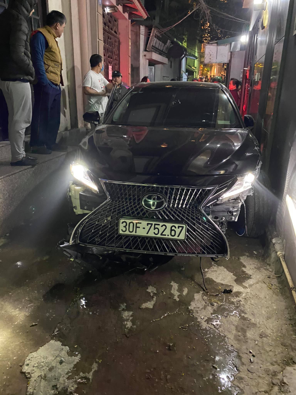 Chiếc Toyota Camry bị rụng cản trước sau vụ tai nạn