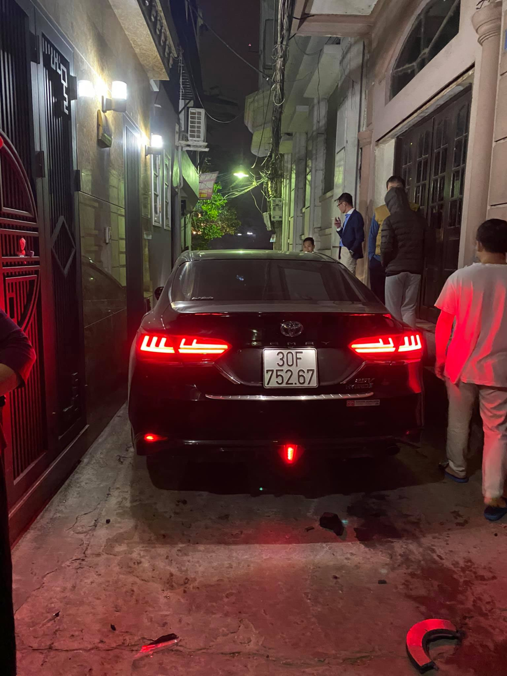 Đĩa phanh của chiếc Toyota Camry vỡ ra, nằm trên mặt đường