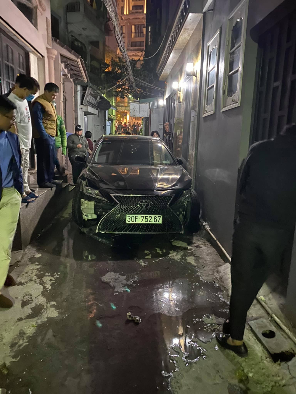 Chiếc Toyota Camry độ Lexus nằm trong ngõ 322 Lạc Long Quân
