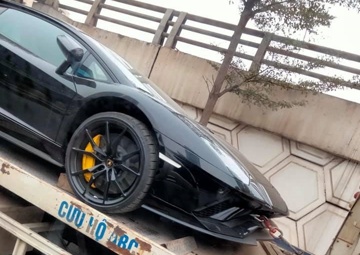 Chiếc siêu xe Lamborghini Aventador S LP740-4 này có màu đen bóng