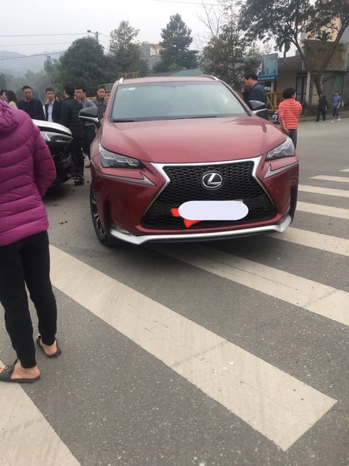 Chiếc xe Lexus NX hư hỏng khá nghiêm trọng sau va chạm