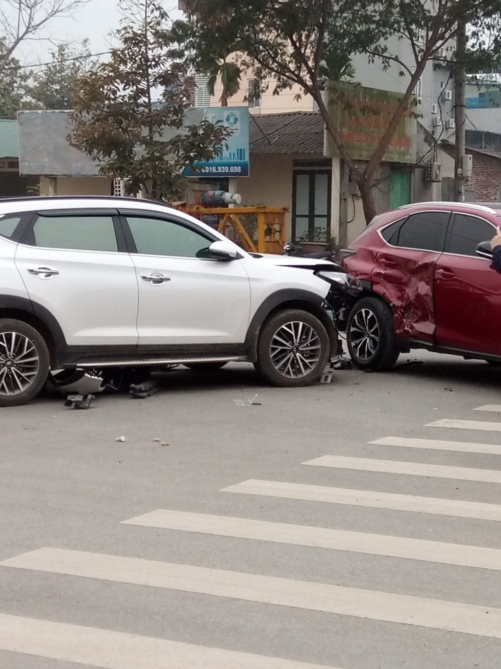 Cận cảnh thiệt hại của xe Lexus NX sau khi bị xe Hyundai Tucson đâm thẳng vào bên hông
