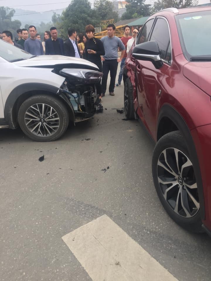 Chiếc xe Hyundai Tucson vỡ nát phần đầu xe sau va chạm