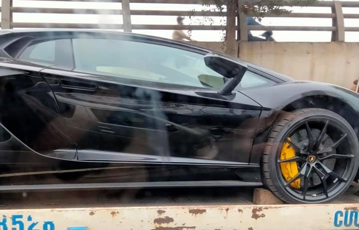 Xe trang bị bộ mâm 5 chấu kép sơn đen cùng kẹp phanh màu vàng Xe trang bị bộ mâm 5 chấu kép sơn đen cùng kẹp phanh màu vàng