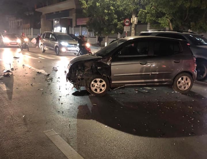 Còn đây là thiệt hại của chiếc xe ô tô Còn đây là thiệt hại của chiếc xe ô tô