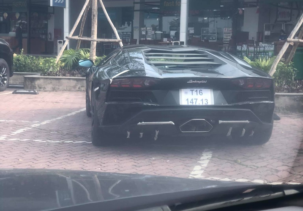 Chiếc siêu xe Lamborghini Aventador S thứ 3 về nước bất ngờ xuất hiện tại Hải Dương với biển số tạm vào tháng 12 năm 2020