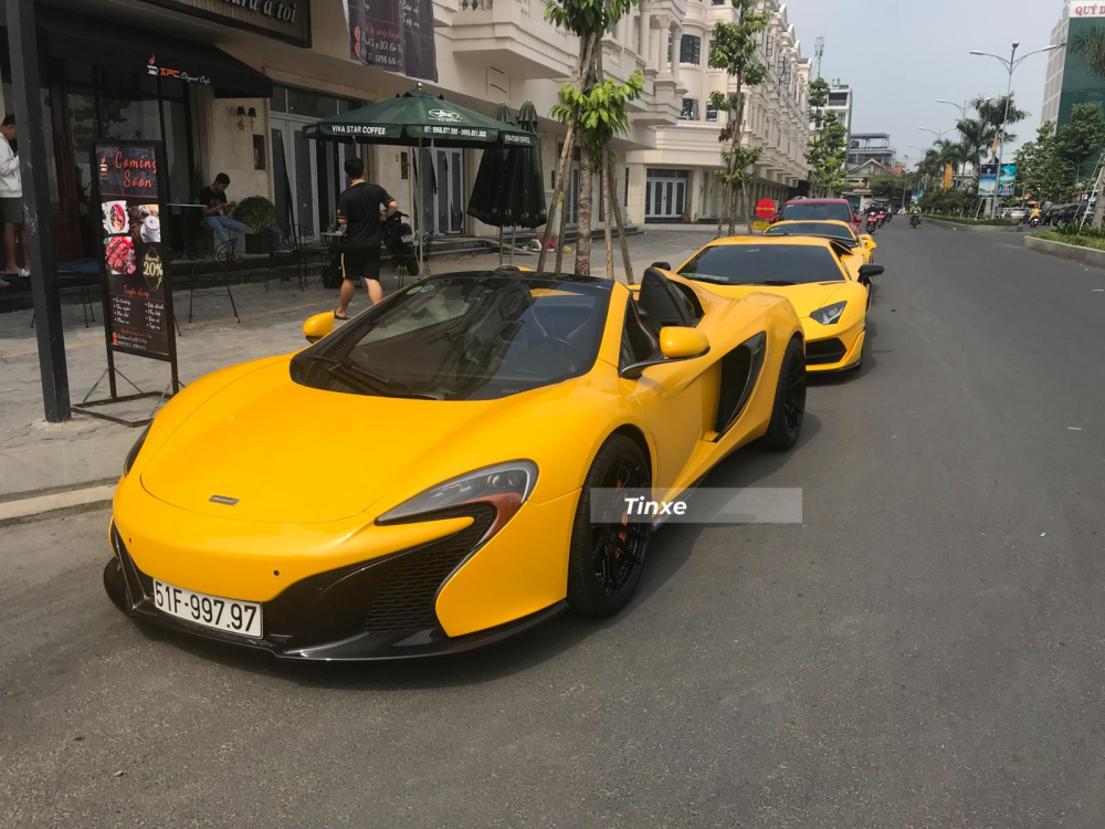 Ngoại thất xe được dán đề-can màu vàng nóng bỏng