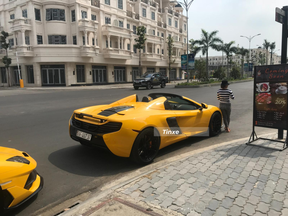McLaren 650S Spider được người lái mở mui nên thu hút khá nhiều sự quan tâm của người đi đường chụp ảnh