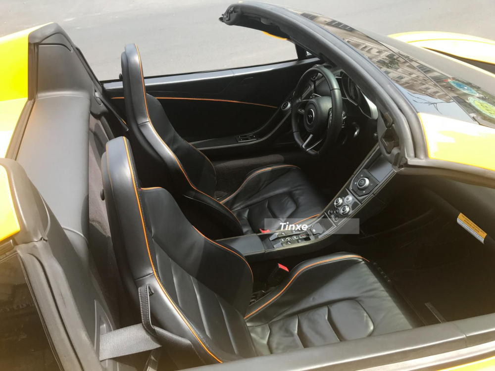 Nội thất chiếc siêu xe McLaren 650S Spider này có màu đen và chỉ cam đối lập