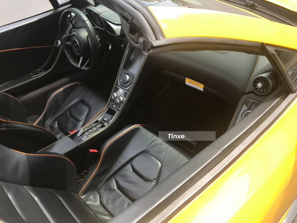Người lái có thể mở mui McLaren 650S Spider ngay khi chạy nhưng tốc độ được khuyên dưới 50 km/h
