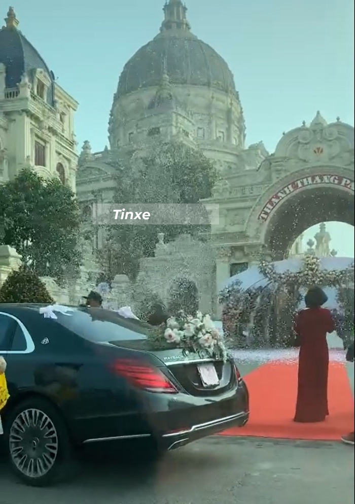 Chiếc Mercedes-Maybach S600 l&agrave;m xe hoa trong đ&aacute;m cưới khủng ở Ninh B&igrave;nh