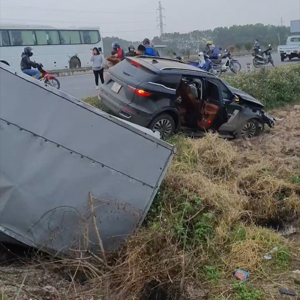 Cả hai chiếc ô tô đều lao xuống ruộng lúa bên đường