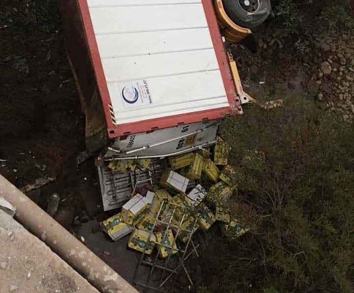 Hàng hoá trong thùng xe container rơi ra ngoài