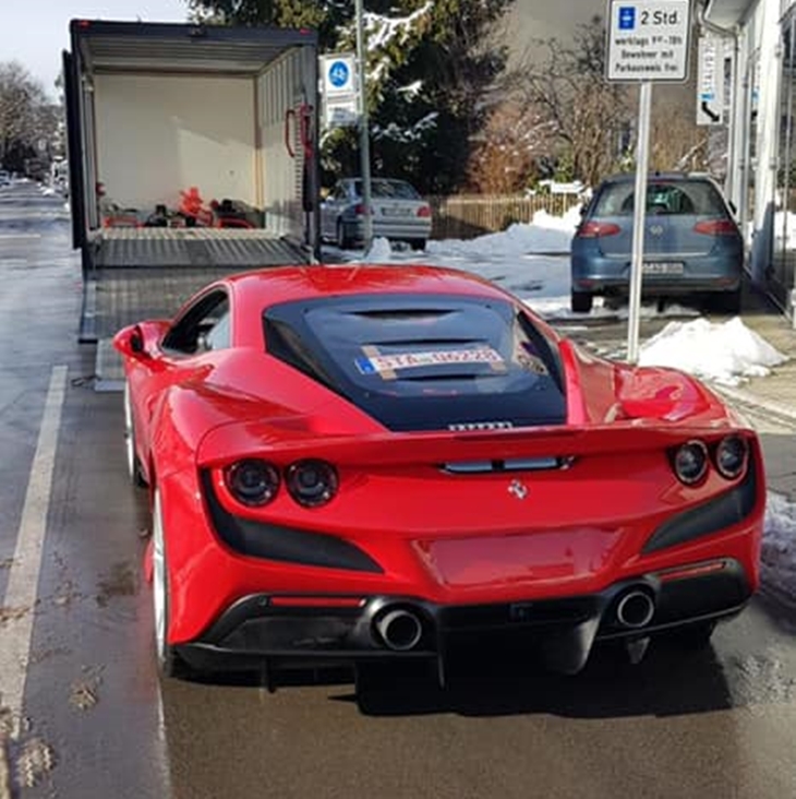 Ngoại thất xe mang màu đỏ y hệt siêu xe Ferrari F8 Tributo của Cường Đô-la