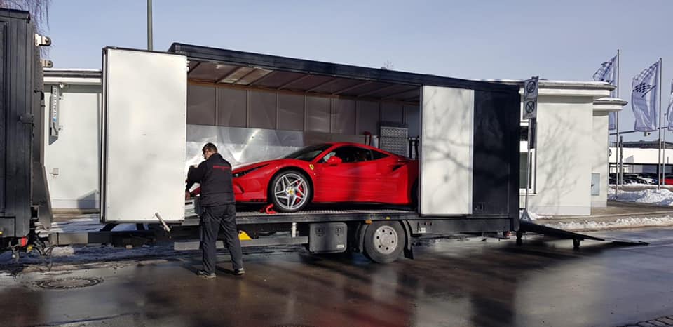 Chiếc siêu xe Ferrari F8 Tributo lúc được vận chuyển từ nước ngoài về địa điểm tập kết là một đất nước châu Á rồi mới về Việt Nam