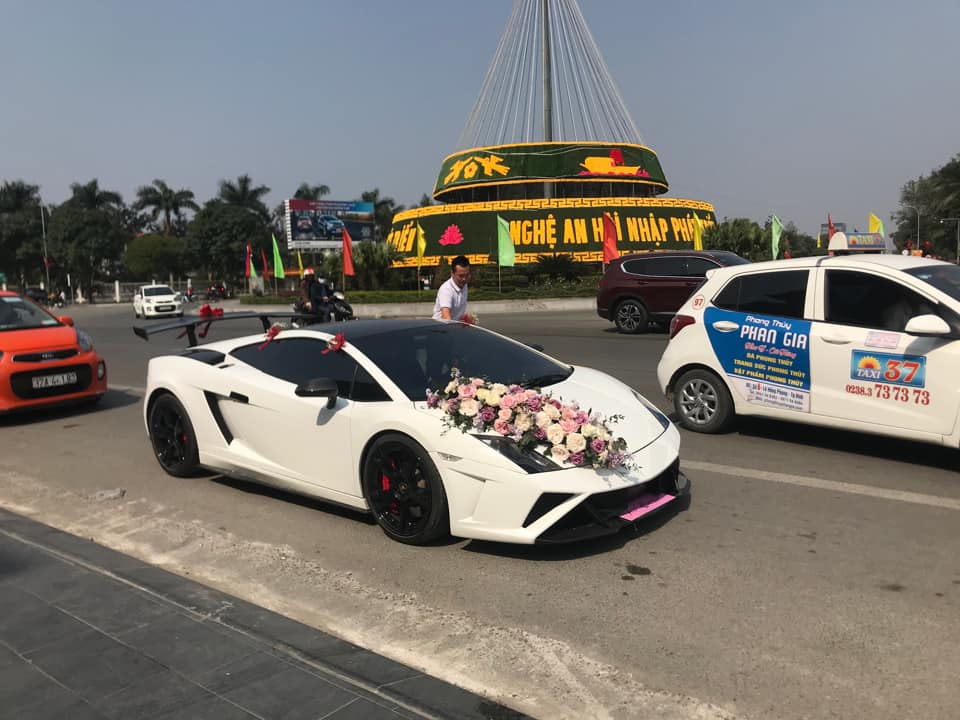 Chiếc siêu xe Lamborghini Gallardo LP560-4 được trang trí hoa cưới cỡ lớn đặt dọc một bên đầu xe