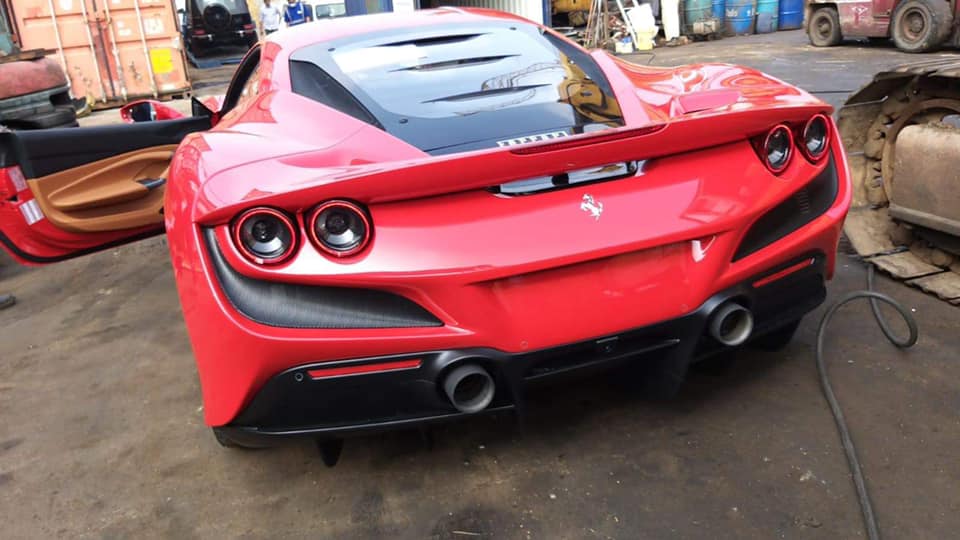 Hình ảnh siêu xe Ferrari F8 Tributo được cho đang trên đường về Việt Nam đã có mặt tại một kho cảng ở châu Á trước khi lênh đênh trên biển về nước