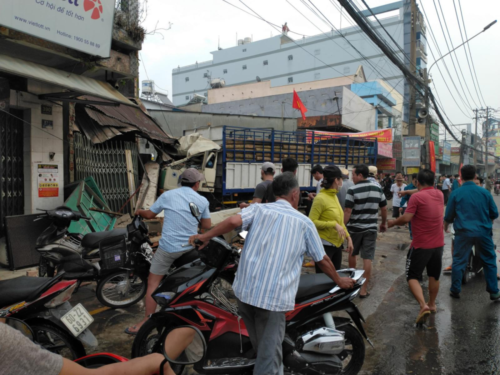 Chiếc xe tải chở gỗ t&ocirc;ng v&agrave;o nh&agrave; d&acirc;n b&ecirc;n đường g&acirc;y thiệt hại nặng