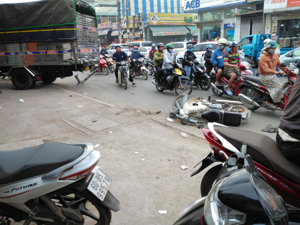 Vụ việc c&ograve;n khiến nhiều xe m&aacute;y nằm la liệt tr&ecirc;n đường