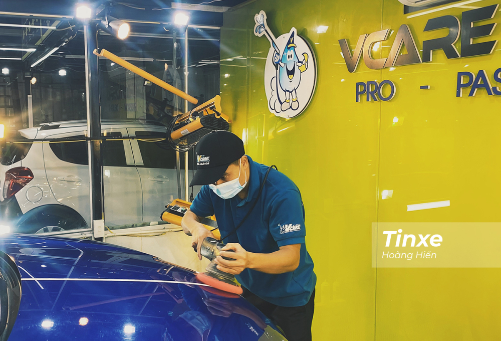 Thợ kỹ thuật tiến h&agrave;nh hiệu chỉnh bề mặt sơn của xe.