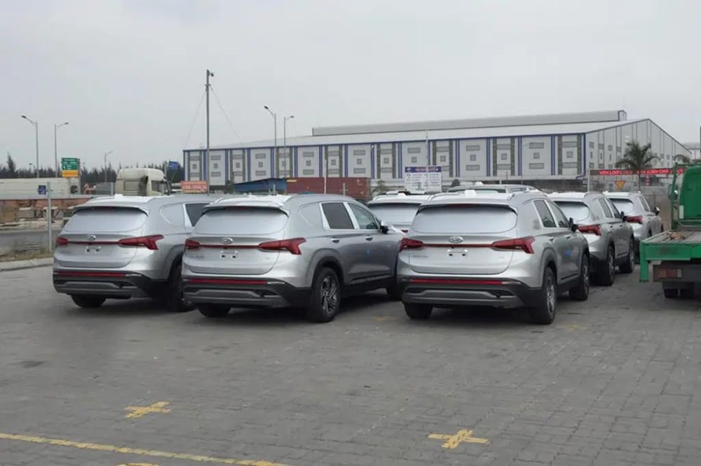 Kinh hậu của xe được che kín.