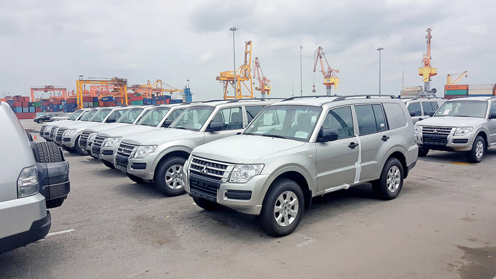 Những xe chuyện dụng để chở tiền cho ngân hàng đều được che lại kính hông ở cột C và kính hậu.