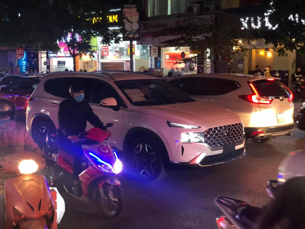 Chiếc Hyundai Santa Fe 2021 trước đó được đưa về Việt Nam được cho là để phục vụ đại sứ quán.