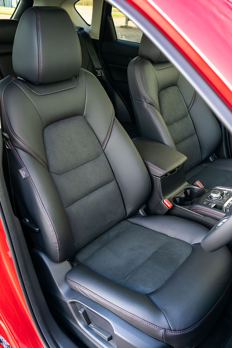 Ghế bọc bằng chất liệu giả da phối da lộn của Mazda CX-5 Kuro Edition 2021