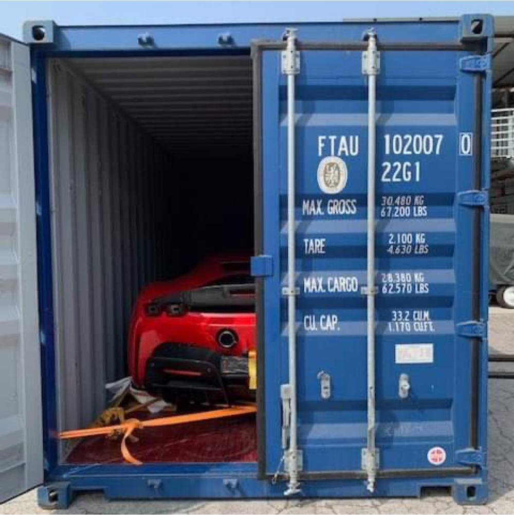 Hình ảnh chiếc siêu xe Ferrari SF90 Stradale nằm trong container được cho ở một nước châu Á trước khi vận chuyển đường biển về Việt Nam Hình ảnh chiếc siêu xe Ferrari SF90 Stradale nằm trong container được cho ở một nước châu Á trước khi vận chuyển đường biển về Việt Nam