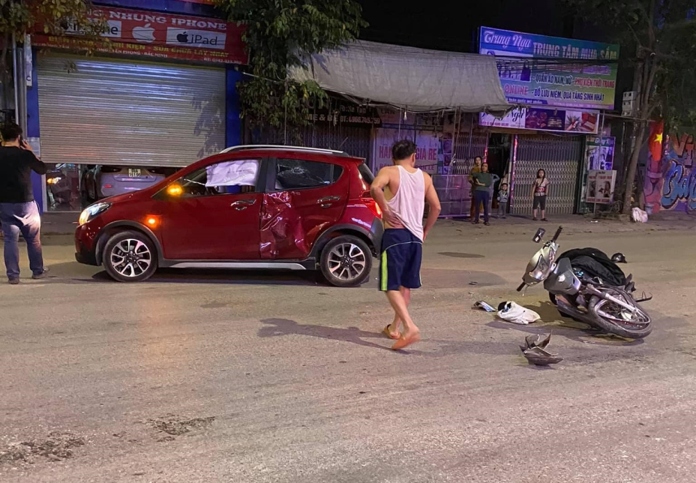 Chiếc xe Vinfast Fadil bung túi khí rèm phía tài xế sau va chạm với xe máy Chiếc xe Vinfast Fadil bung túi khí rèm phía tài xế sau va chạm với xe máy