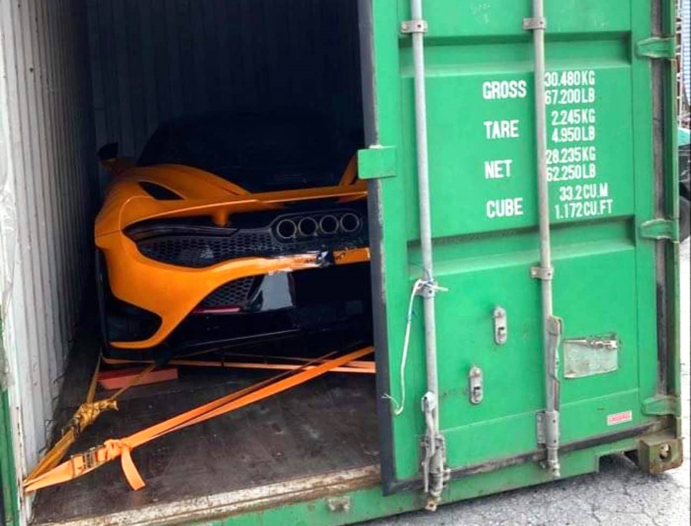 Chiếc McLaren 765LT n&agrave;y đ&atilde; được cho v&agrave;o th&ugrave;ng container. Tr&ecirc;n thế giới chỉ c&oacute; 765 chiếc si&ecirc;u xe McLaren 765LT được sản xuất
