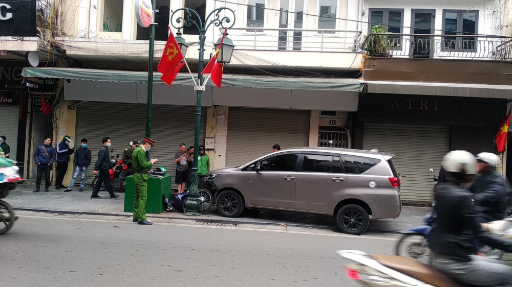 Lực lượng chức năng đang xử lý vụ tai nạn làm tài xế xe ôm công nghệ bị chấn thương nặng Lực lượng chức năng đang xử lý vụ tai nạn làm tài xế xe ôm công nghệ bị chấn thương nặng