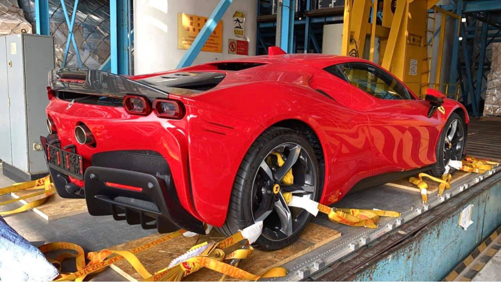 Chiếc Ferrari SF90 Stradale này có bộ mâm 5 chấu đơn sơn 2 màu tương phản Chiếc Ferrari SF90 Stradale này có bộ mâm 5 chấu đơn sơn 2 màu tương phản