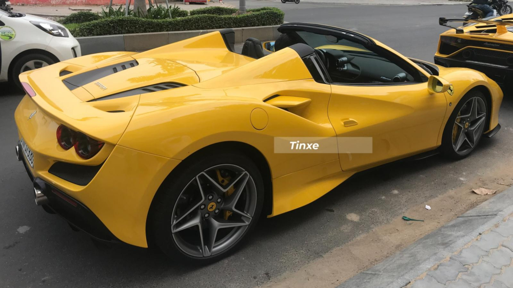 Phần mui xếp cứng của Ferrari F8 Spider có thể đóng hoặc mở mui trong 14 giây