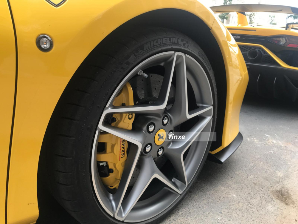 Cận cảnh bộ mâm trên siêu xe mui trần Ferrari F8 Spider màu vàng Giallo Modena