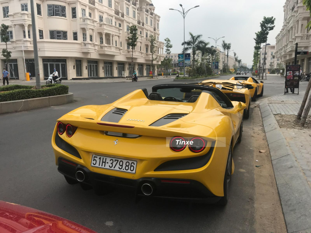 Siêu xe mui trần Ferrari F8 Spider nhìn từ đuôi xe