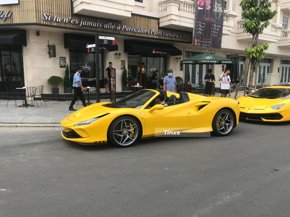 Siêu xe mui trần Ferrari F8 Spider đầu tiên về Việt Nam trên đường phố quận Gò Vấp