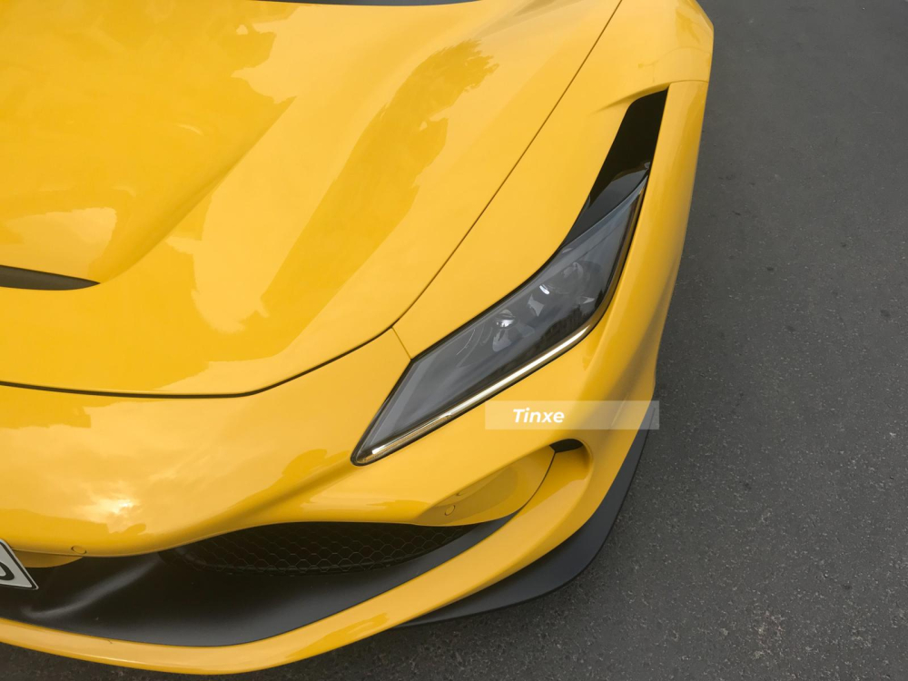 Xe mang ngoại thất màu vàng Giallo Modena