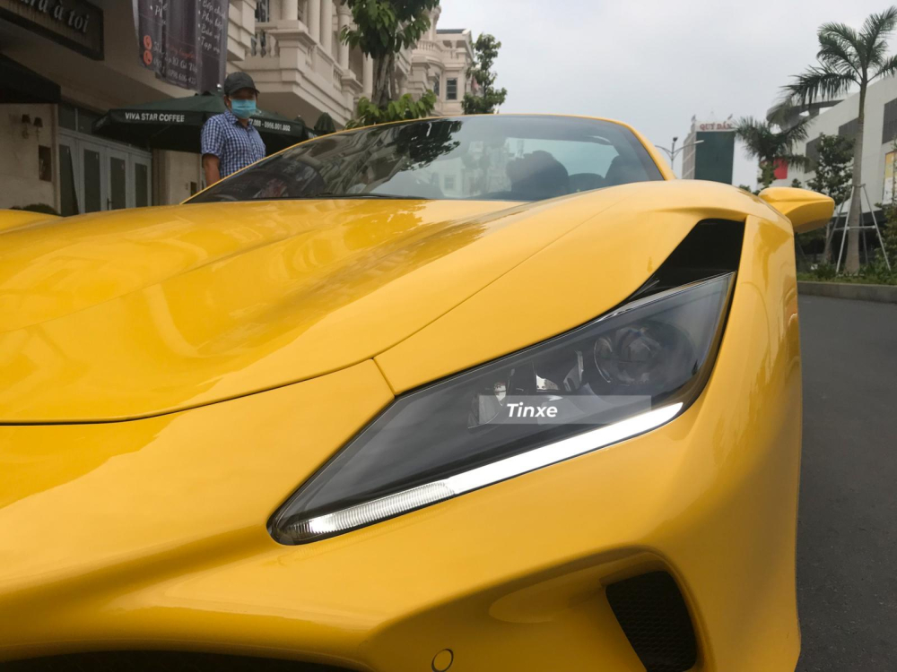 Đèn pha LED trên siêu xe mui trần Ferrari F8 Spider