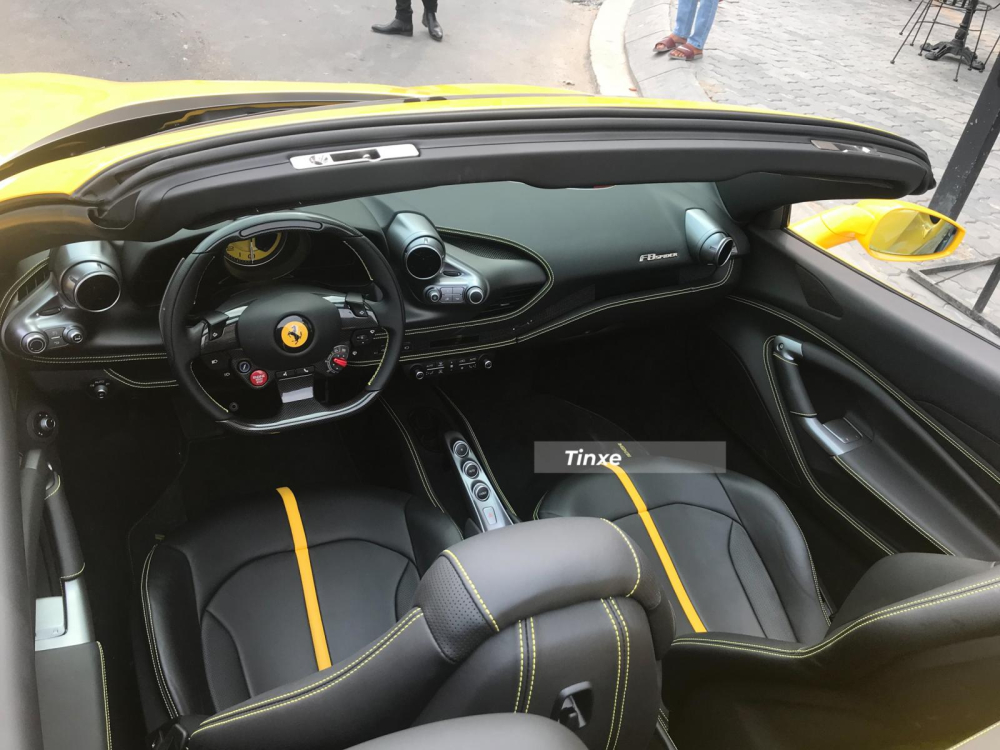 Toàn bộ khoang lái của siêu xe mui trần Ferrari F8 Spider