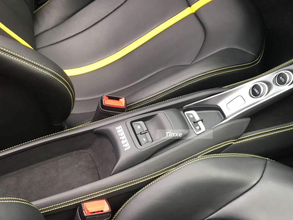 Thao tác mở hoặc đóng mui trên Ferrari F8 Spider tích hợp ngay trong khoang lái, nút kế bên mở hoặc đóng mui xe là điều chỉnh kính chắn gió nhỏ phía sau