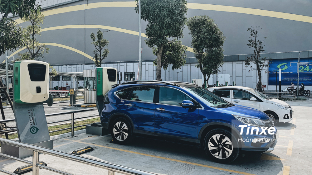 Chiếc xe Honda CR-V có chiều dài 4.680mm thử nghiệm đõ vào vị trí sạc. Chiếc xe Honda CR-V có chiều dài 4.680mm thử nghiệm đõ vào vị trí sạc.